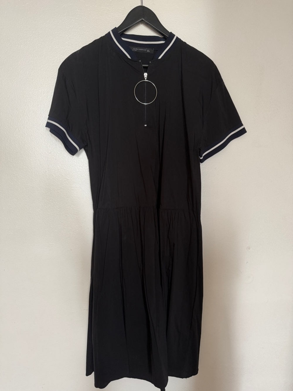 Black Short-Sleeve Casual Dress with Ring Zip